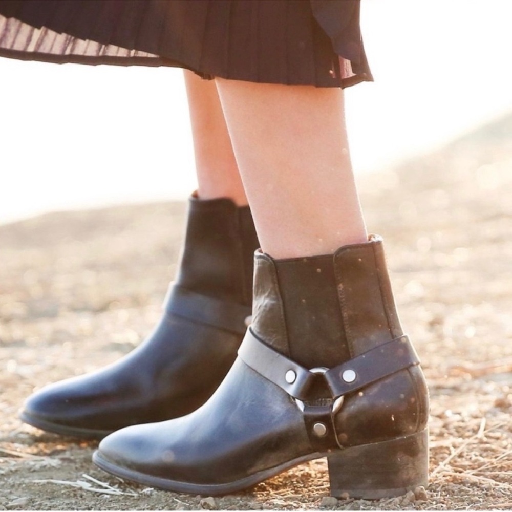 Frye Women's Dara Harness Chelsea Boots Deep Brown Leather 
Women’s Size 9.5
